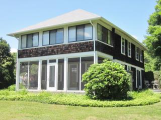 41 Hartford Ave, Madison CT  06443-2743 exterior