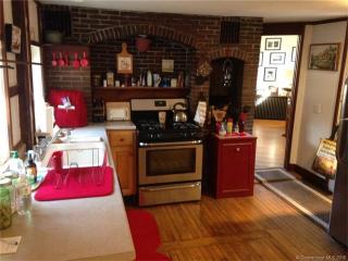 390 Judd Rd, Bridgeport CT  06612-1067 exterior