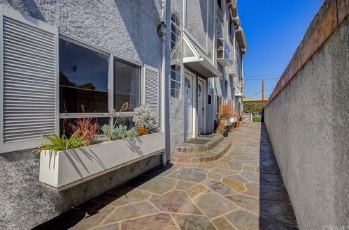 14853 Hartsook St, Van Nuys, CA 91403-1488