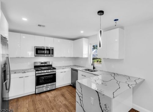 344 Jouet St, Roselle, NJ 07203-2122