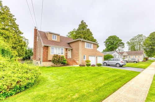 3595 Ladonia St, Seaford, NY 11783-3024