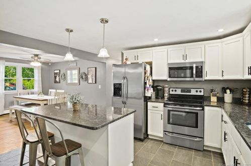 6 East Dr, Gales Ferry CT  06335-1610 exterior