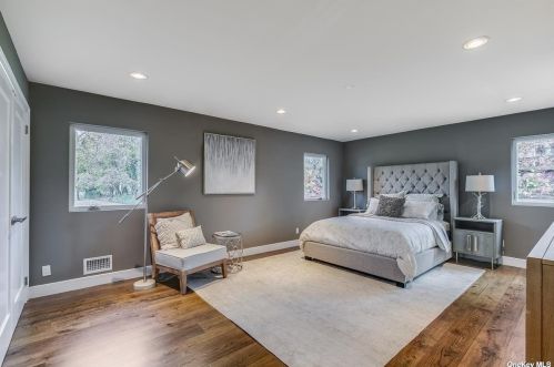 2 Blue Sea Ln, Great Neck NY  11024-1504 exterior