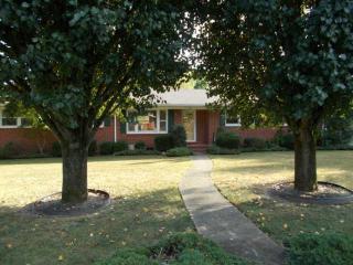 419 9th St, Lawrenceburg, TN 38464-2726