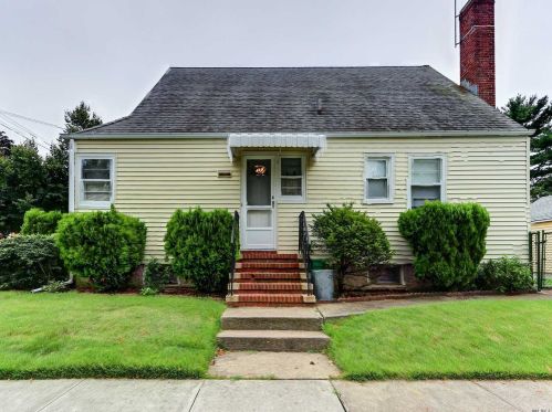 417 Central Blvd, New Hyde Park, NY 11040-4233