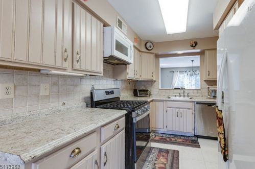 61 Woodland Dr, West Paterson NJ  07424-3707 exterior