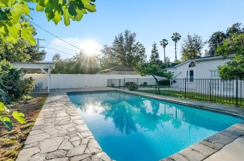 11814 Hesby St, North Hollywood CA  91607-3218 exterior