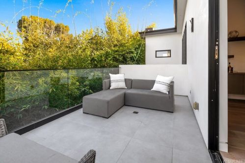 15245 Greenleaf St, Van Nuys CA 91403-4010 exterior