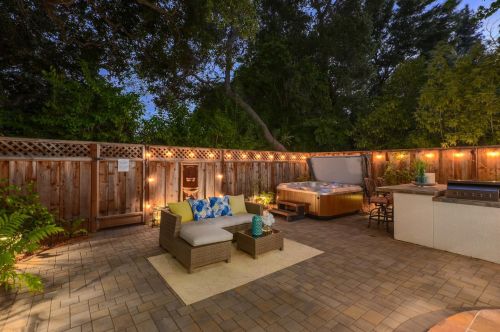 2110 Hanover St, Palo Alto CA  94306-1244 exterior