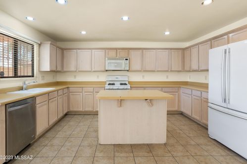1675 Valladolid Dr, Tucson, AZ 85746-1226