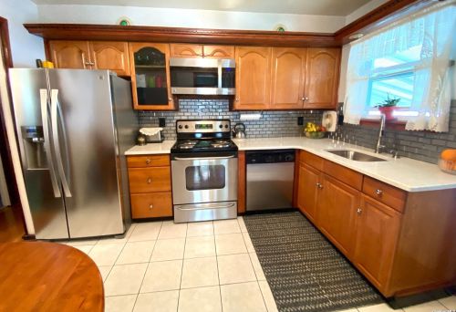 50 Scott Ave, Deer Park, NY 11729-7020