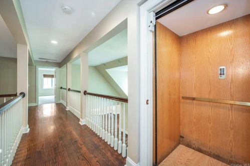 1 Copper Beech Cir, New Rochelle NY  10804-2543 exterior