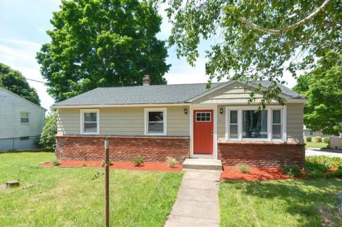 165 Pilgrim Ave, Coventry, RI 02816-4218