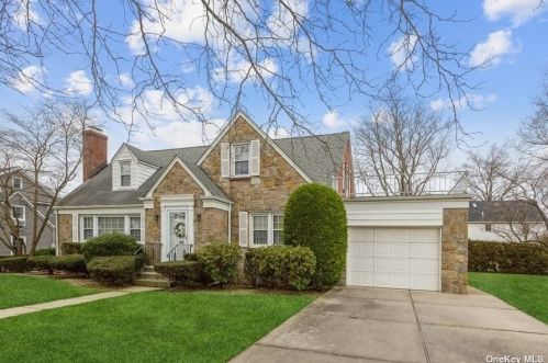 133 Marshall Ave, Floral Park, NY 11001-3234