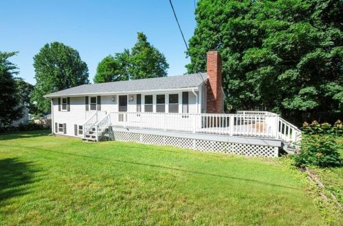 26 Timberwolf Dr, Cumberland, RI 02864-6439