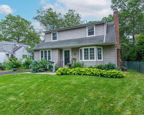 305 9th Ave, Elwood, NY 11731-2127