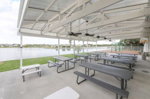 556 Indian Key Dr, Fort Pierce FL  34986-2051 exterior