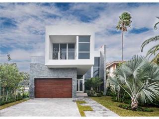 708 88th St, Miami, FL 33154-3323