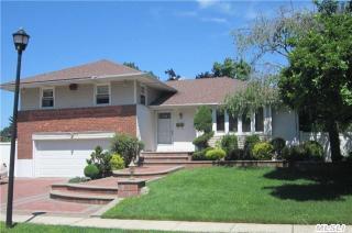 2079 Stratford Dr, Westbury, NY 11590-5831