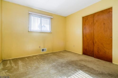 5 Hillside Dr, Clinton NJ 08809-1213 exterior