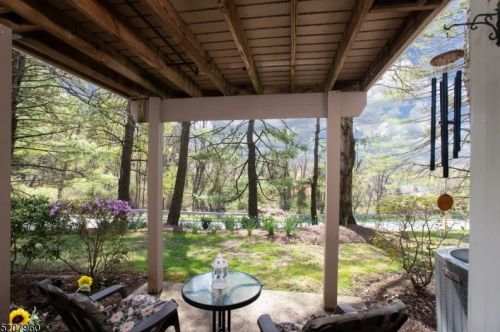 2 Stone Edge Rd, Bedminster NJ  07921-1657 exterior