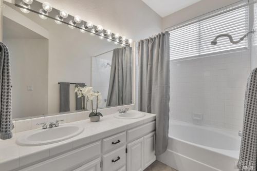 551 Shagbark St, Windsor CA  95492-8143 exterior