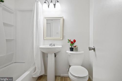 123 Davis Ave, Leesburg VA 20175-3405 exterior