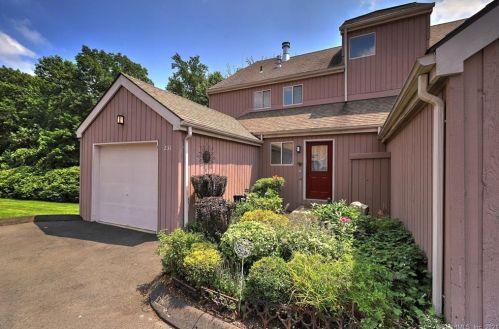 231 Sunwood Dr, Huntington, CT 06484-3885