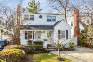 133 Scarcliffe Dr, Malverne, NY 11565-1051