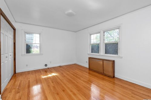 2 Oak Dr, New Hyde Park NY  11040-3315 exterior