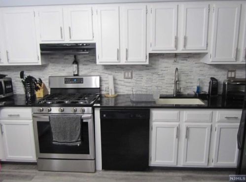 4 New Bedford Rd, West Milford NJ  07480-1263 exterior