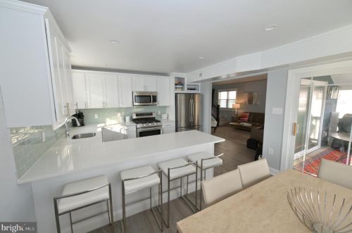 221 5th St, Brigantine City, NJ 08203-3111