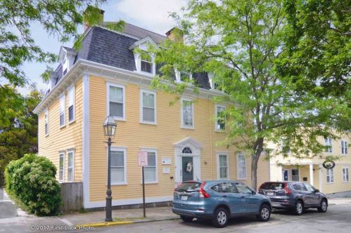 35 Pelham St, Middletown, RI 02840-4144