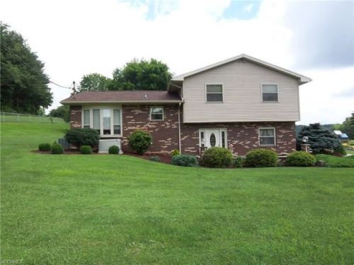 33 Needham Dr, Belpre, OH 45714-9557