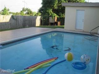 3505 Acapulco Dr, Hollywood FL  33023-6501 exterior