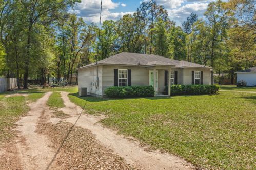 560 Autumn Ave, Holt, FL 32564-8407
