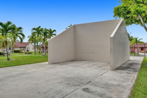7 Farnworth Dr, Boynton Beach FL  33426-8121 exterior