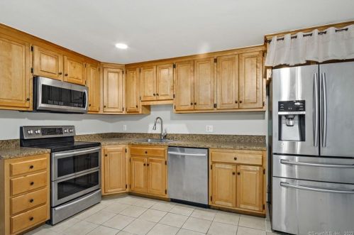 152 Meeting House Ln, Gales Ferry, CT 06339-1732