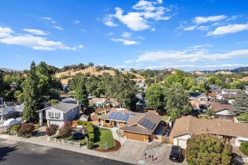 221 Alamo Dr, Vacaville CA  95688-2423 exterior