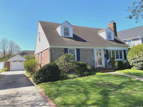 42 Iris Ln, New Hyde Park, NY 11040-2124