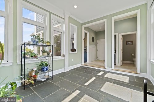 17621 Stonegait Ct, Round Hill VA  20141-2264 exterior