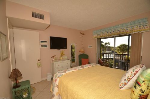 5499 Rattlesnake Hammock Rd, Naples FL 34113-7465 exterior