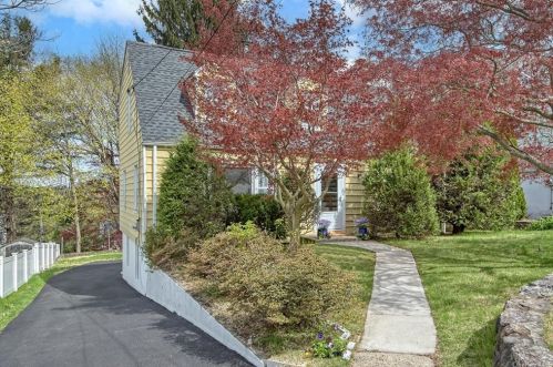 49 Entrance Way, Valhalla, NY 10595-2003