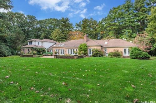 10 Laurel Woods Dr, Muttontown, NY 11771-2506