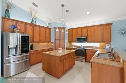 7062 Great Falls Cir, Boynton Beach FL  33437-3998 exterior