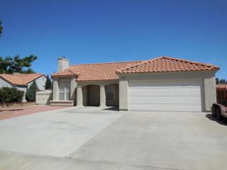 1627 Berkshire Dr, Palmdale CA  93551-4051 exterior