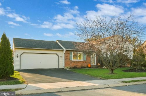60 Aspen Dr, Mount Joy PA  17552-9512 exterior