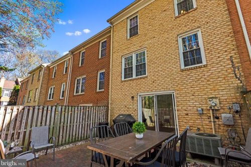 2314 Horseferry Ct, Herndon VA  20191-2718 exterior
