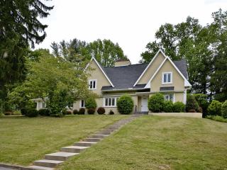 25 Avon Pkwy, Asheville, NC 28804-1403