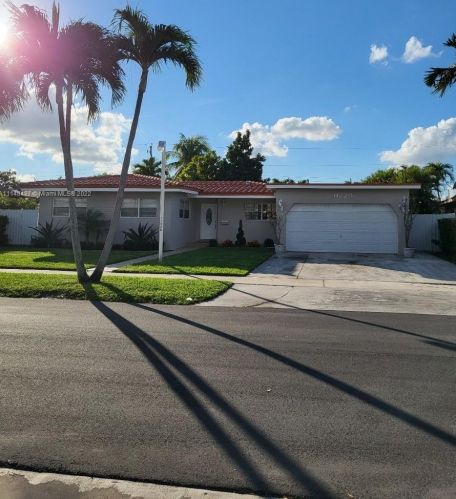 11220 60th Ct, Hialeah, FL 33012-6566